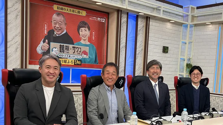 二次会メンバーの五十嵐亮太さん、辻発彦さん、小笠原道大さん、寺島啓太アナウンサー　©BS12