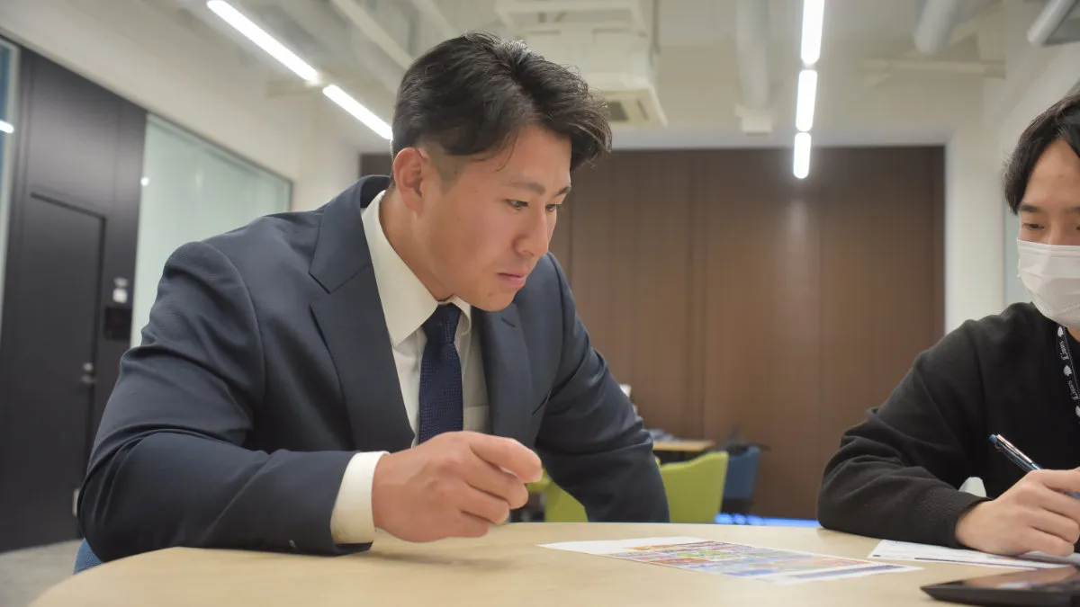 打ち合わせをする渡部聖弥選手。他の選手のデザインも参考にしつつ、タオルのデザインを決めていきます【写真:著者撮影】