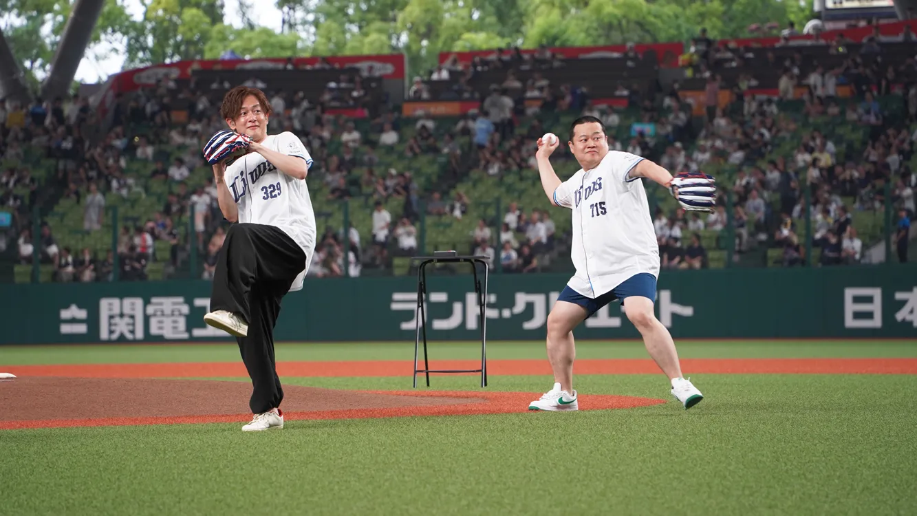 セレモニアルピッチに臨む那須晃行さん（左）ともしげさん（右）