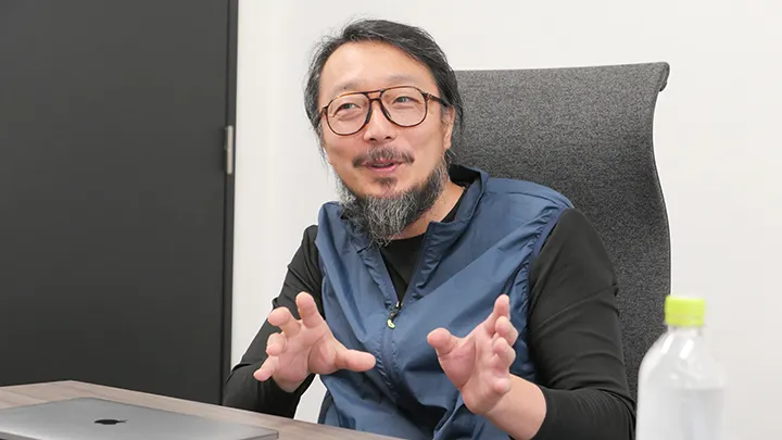 折笠慶輔さん／「パーソルカメラ」の撮影・編集を担当。NHKのドキュメンタリー番組『100カメ』に立ち上げから携わるなど、映像関係の仕事に約27年前から従事。定点カメラ設置のほか、取材対象者をハンディカメラで撮影しており、「パーソルカメラ」撮影日の一日の最高歩数はエスコンフィールドにて約26,000歩。