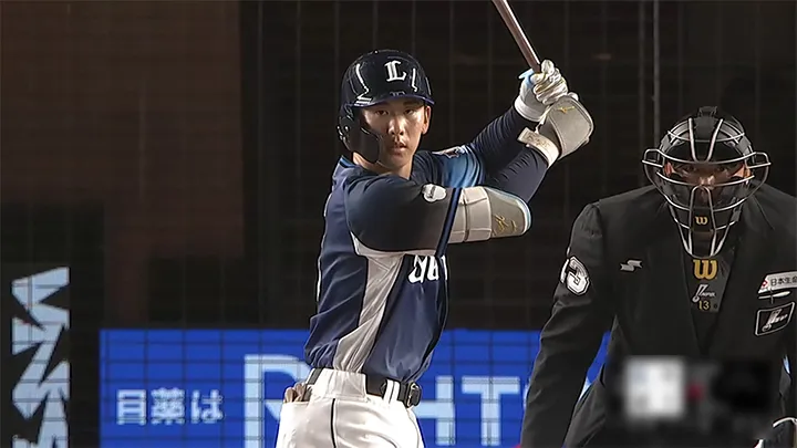 ドラ1・小島大河がプロ初打席で初安打！　明治大同期・毛利海大からの一打