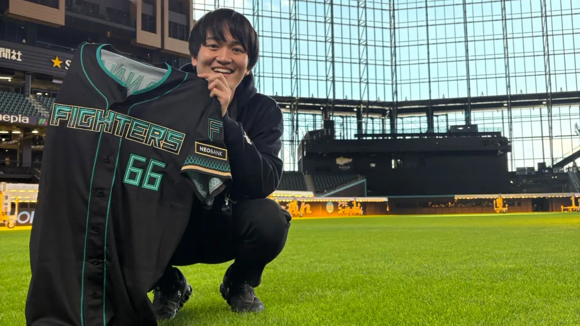 SNSなどを通じてファンの膨大な意見に目を通しながらも、企画の「ブレてはいけない軸」を大切にしているという佐藤さん。2025年は「ファイターズかわいいシリーズ」などでファン参加型の企画を行った【写真：球団提供】