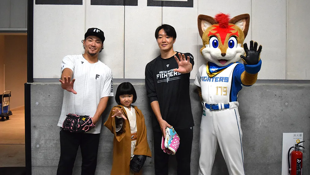 伊藤投手からのアドバイスに素直に耳を傾け、ぐんぐん上達する姿には、玉井投手も驚きの表情を見せていました ©PLM