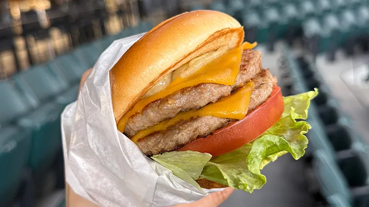 アメリカンなボリューム感！　肉厚ビーフパティ×チーズのハンバーガー【パ・リーググルメ部 #44】