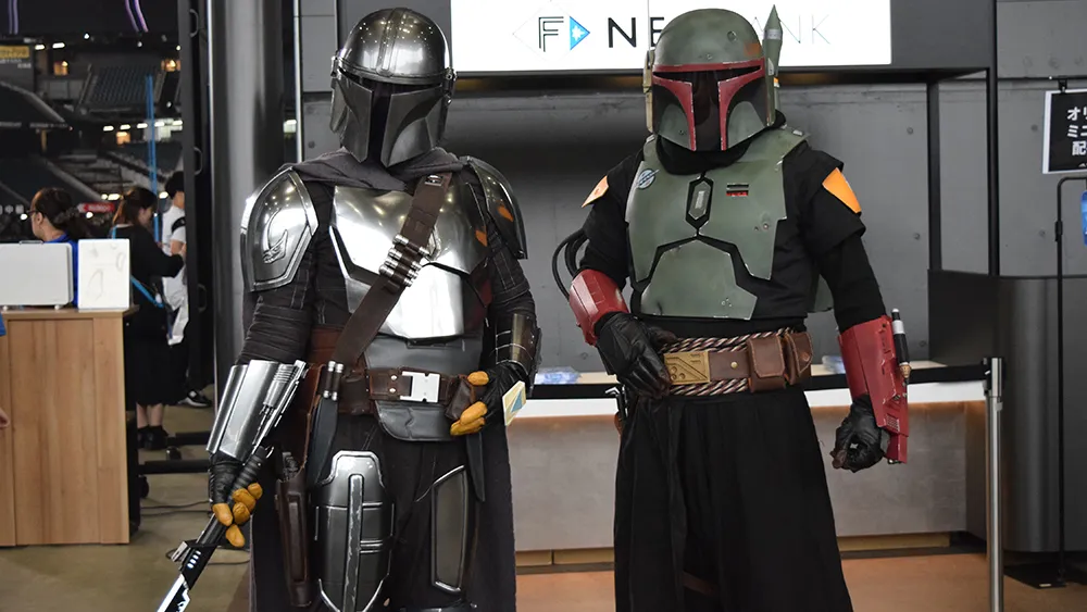 ファンを出迎えるマンダロリアン(左)とボバ・フェット(右)©PLM