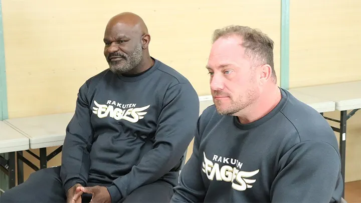 長年、楽天イーグルスの国際スカウトとしてチームを支え続けるデリック・ホワイト氏（左）とダレル・ラズナー氏（右）。その確かな眼力で有力な外国人選手を次々と発掘。現場との厚い信頼関係を築き、チームを支える【©PLM】