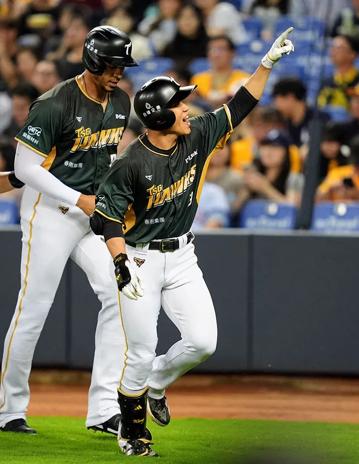 4月14日の中信兄弟戦で3号3ランを放った王柏融（台鋼）。打撃好調で表情も明るい。後方はモヤ　©CPBL