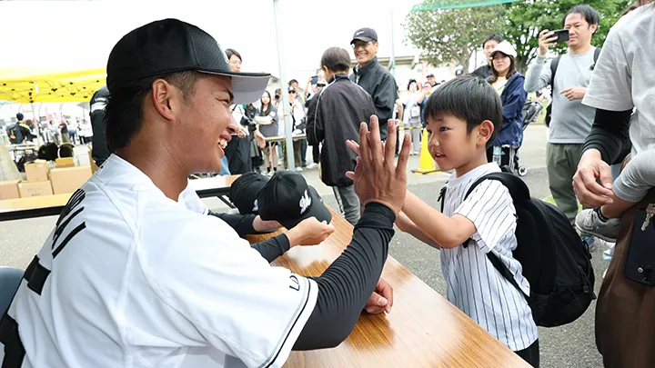 千葉ロッテ、ファーム公式戦で試合前練習見学とキャップお渡し会を実施