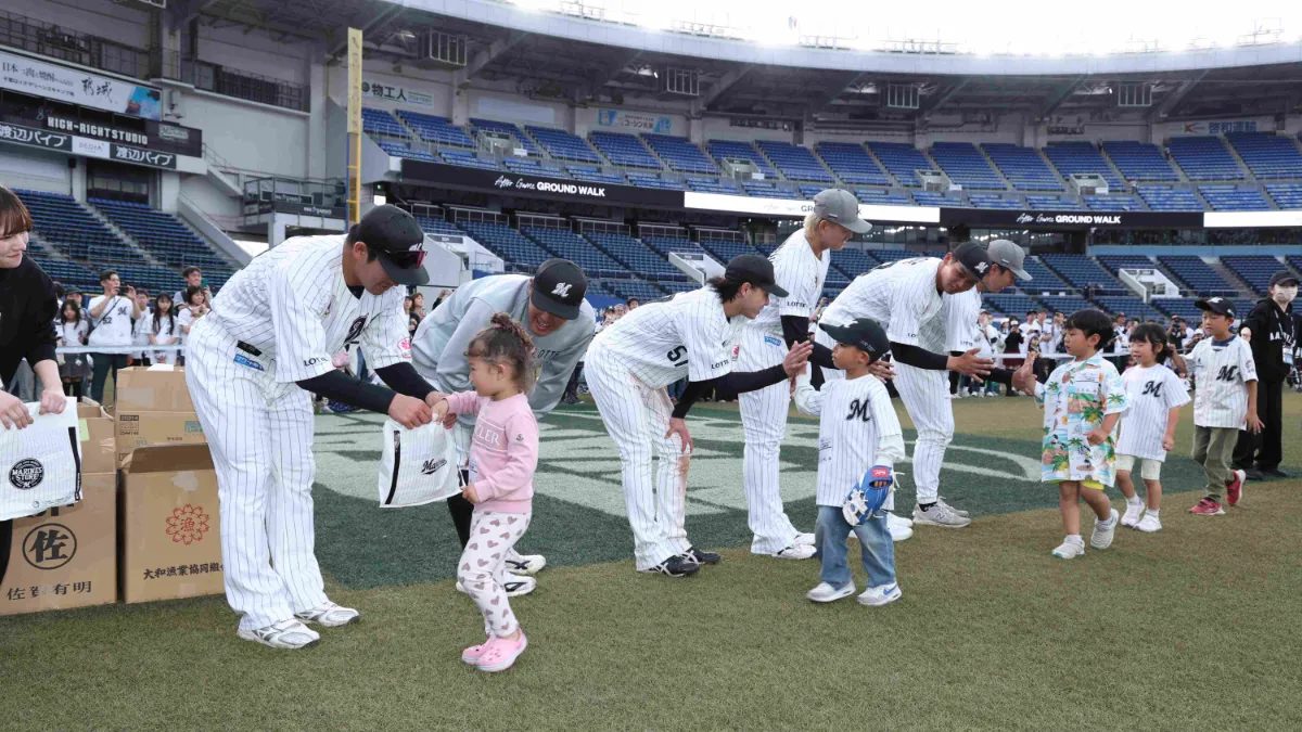 選手らは子どもたちとハイタッチするとともに、リーフレット等の配布も【写真：球団提供】