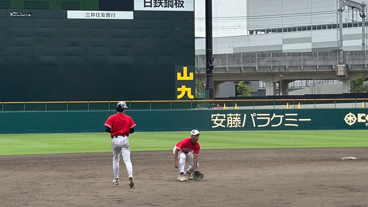 守備練習に励むインドネシアの選手【©PLM】