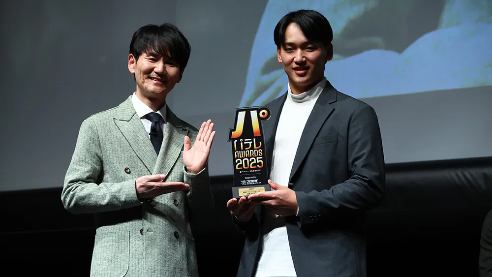 南原清隆さん(左)と川瀬晃選手の代わりにトロフィーを受け取った前田悠伍投手(右)©PLM