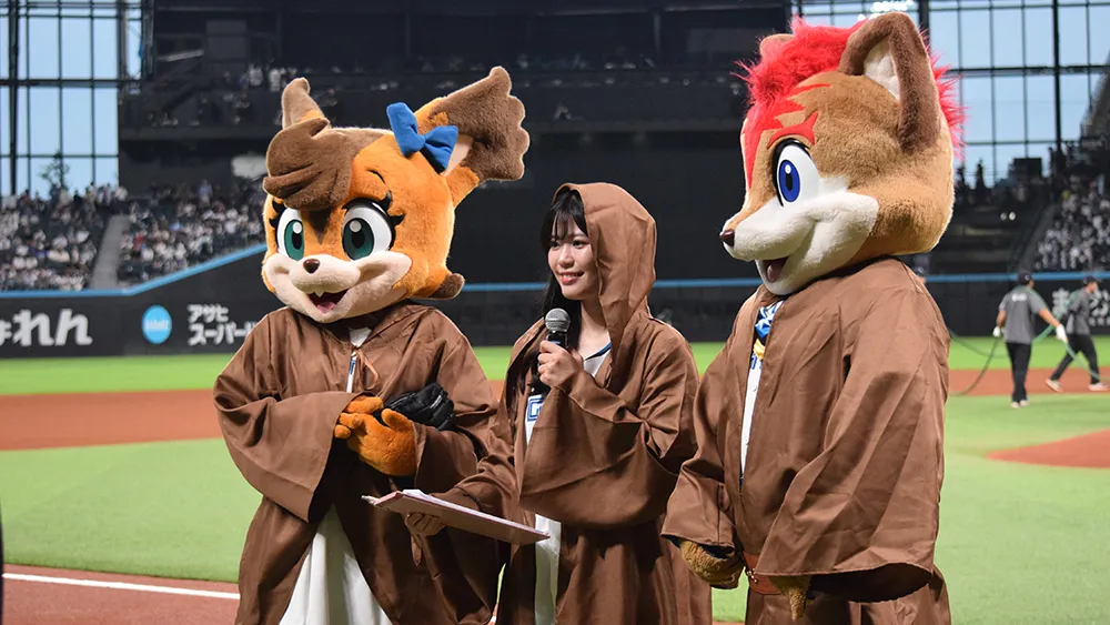 (左から)ポリー、滝谷美夢さん、フレップ ©PLM