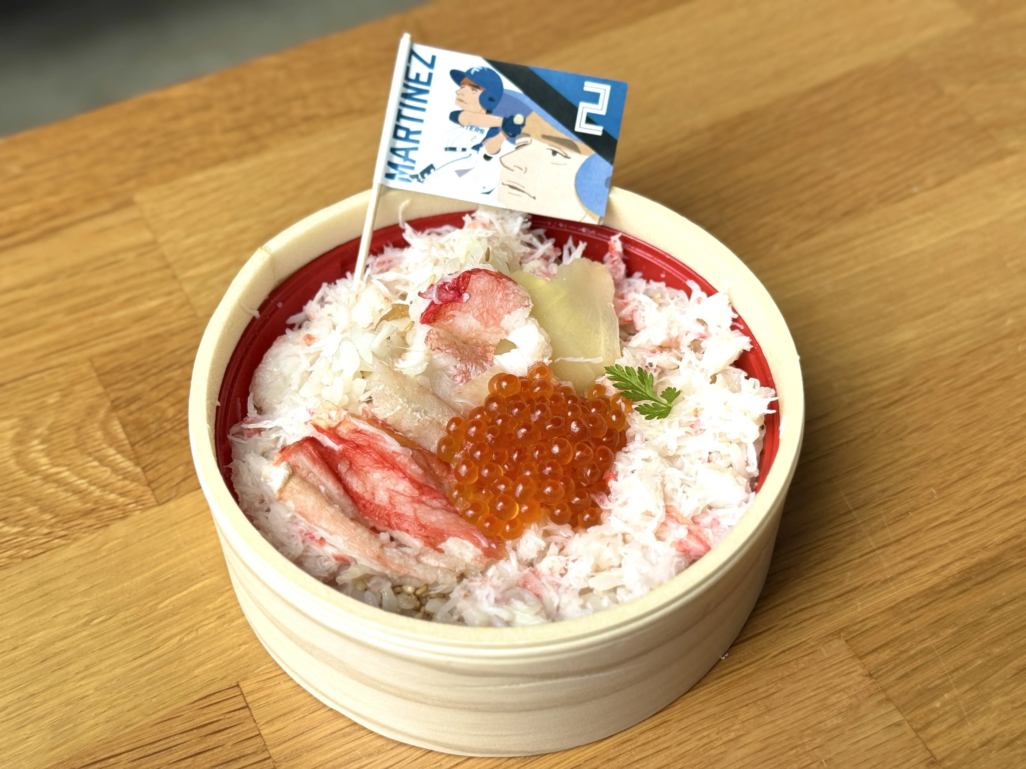 『アリエル・マルティネス選手のこんな美味いのアリエル？ マルティネすらし寿司』 は具材がぎっしり詰まっていて大迫力でした。選手がデフォルメされたかわいらしいピックも付いてきます ©PLM