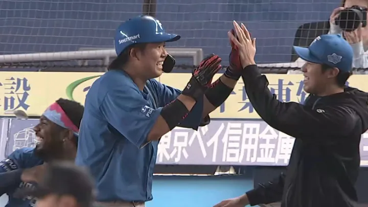 3年目・進藤勇也がプロ初本塁打！　終盤に貴重な追加点となる一発