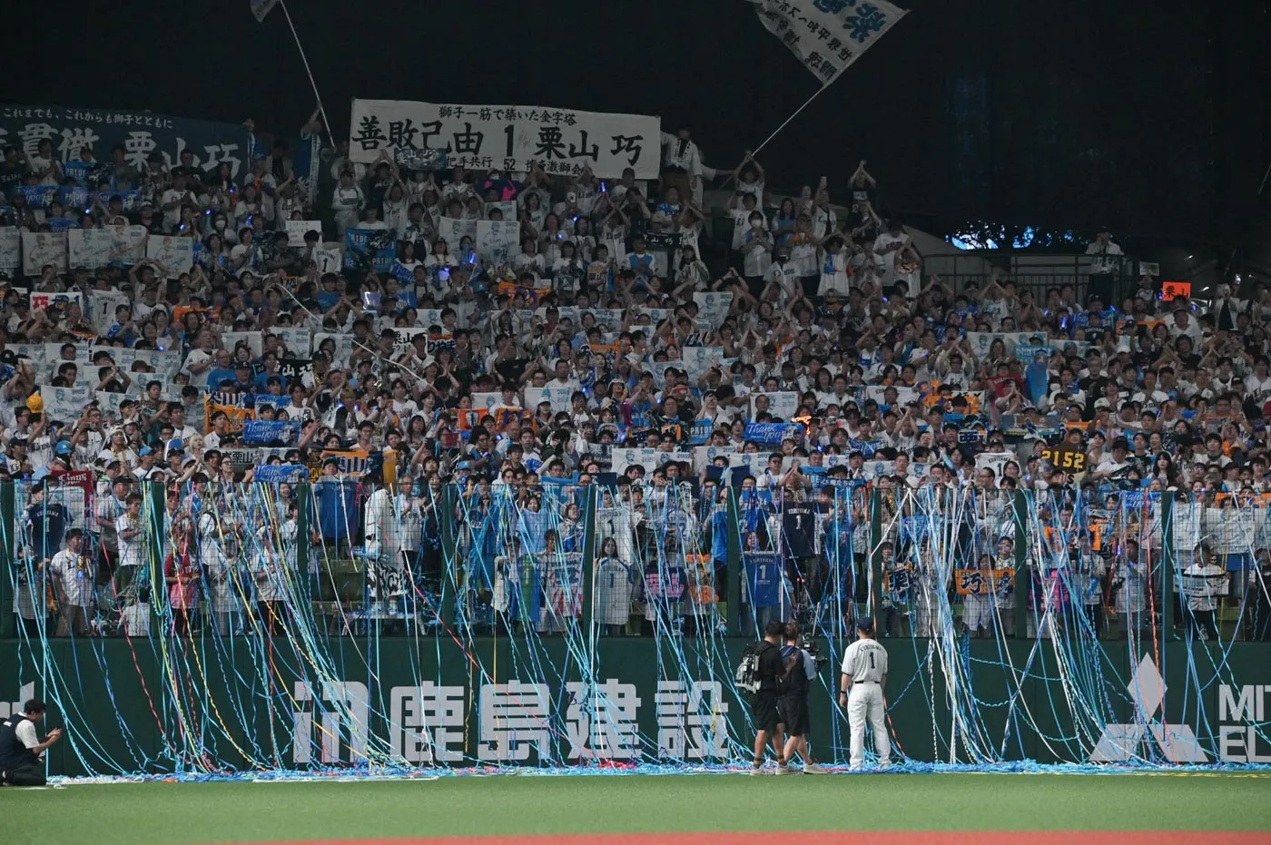ライオンズファンの力強い歌声に聞き入る栗山選手 ©PLM