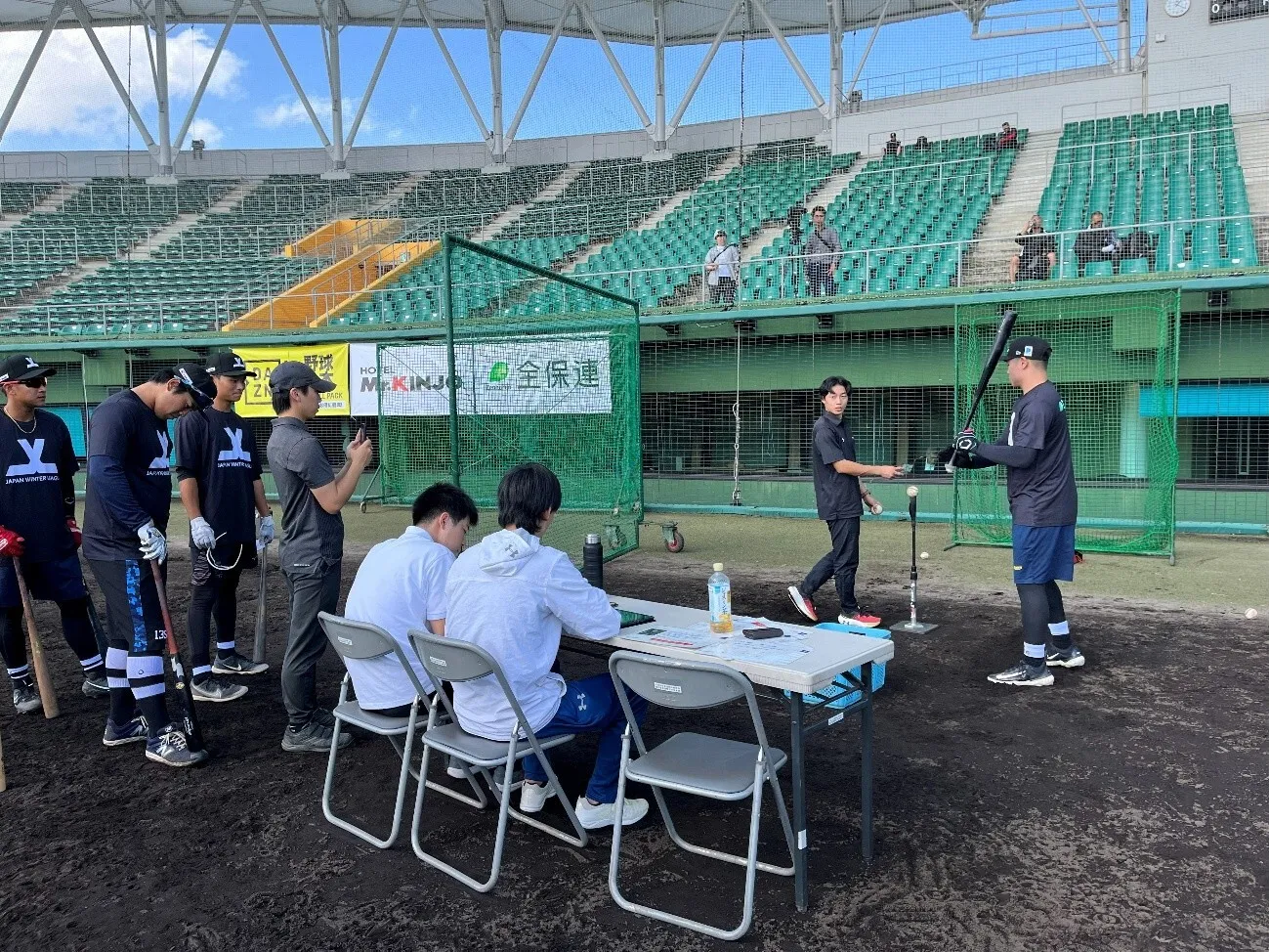 Los datos del swing de un jugador se miden durante una prueba física. [© Japan League Co., Ltd.]