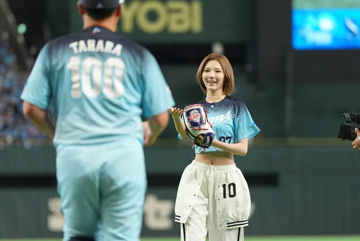 퍼스트 피치를 맡은 지우씨【사진:구단 제공】