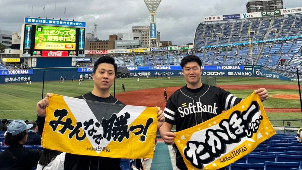 観戦する下川選手（写真右）【写真：下川選手提供】