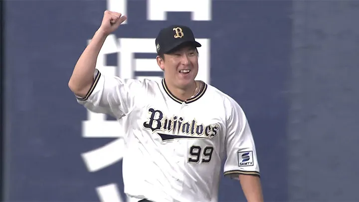 杉本裕太郎が好捕球＆好返球！　ダブルプレーでピンチをしのぐ