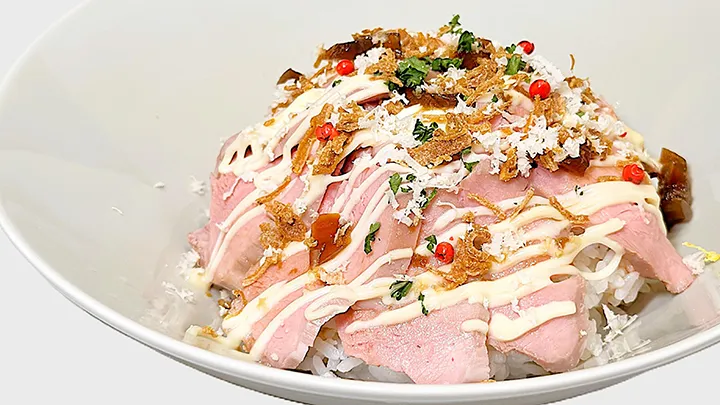 北海道名物・山わさびが絶妙…… 温泉卵で食べるローストポーク丼【パ・リーググルメ部 #88】