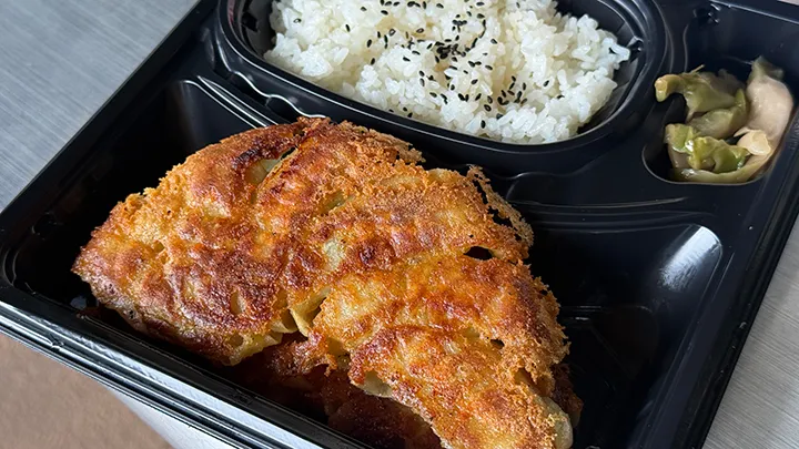 腹ごしらえも全力で！　ガッツリ羽根つき餃子弁当【パ・リーググルメ部 #196】