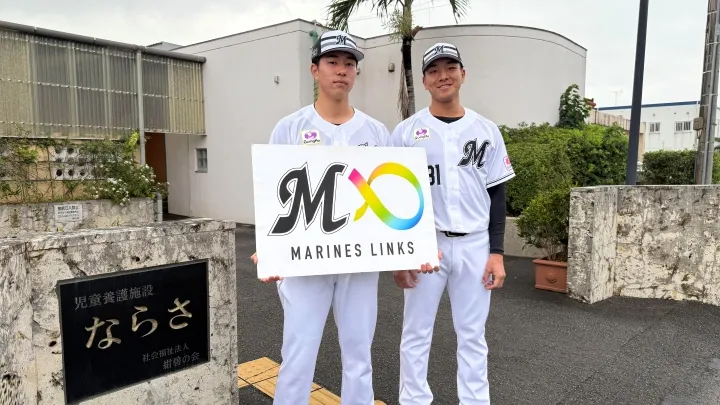 児童養護施設ならさに訪問した吉川悠斗投手（左）と茨木佑太投手（右）【写真：球団提供】