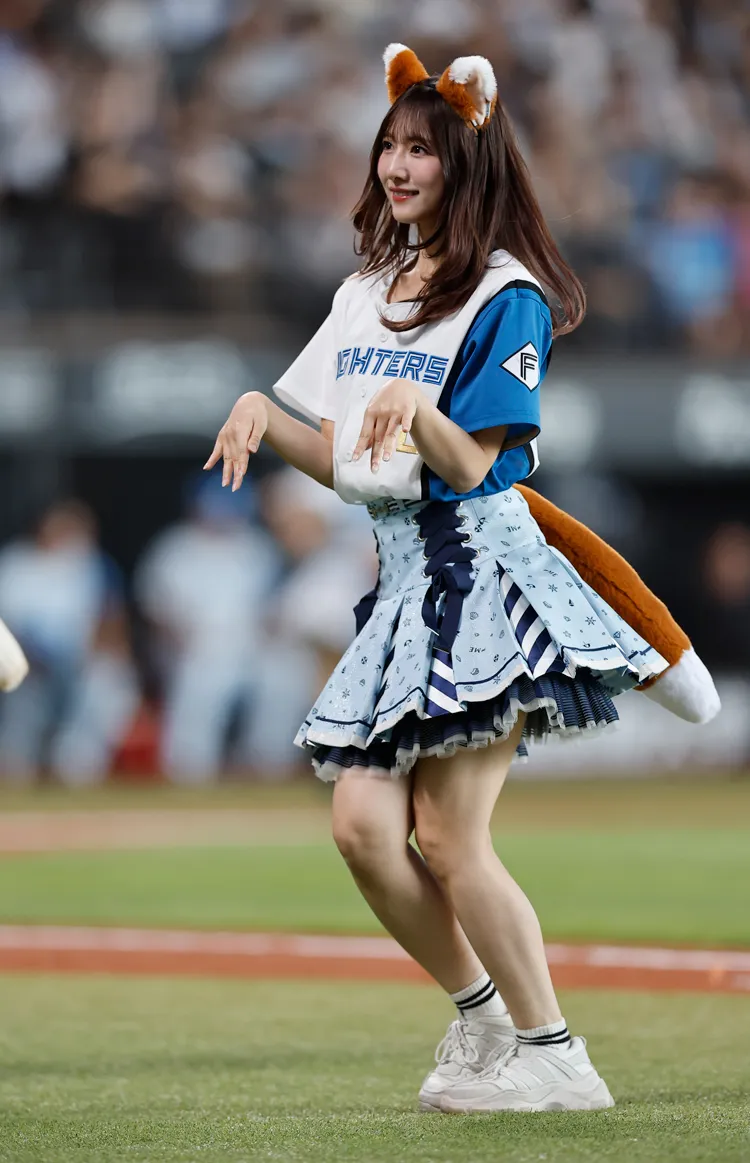 きつねダンスを踊る蟹沢萌子（かにさわ・もえこ）さん　©︎H.N.F.