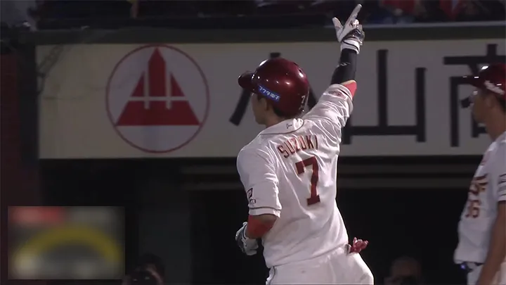 Daichi Suzuki conecta grand slam/jonrón con bases llenas y acerca el marcador a tres puntos.