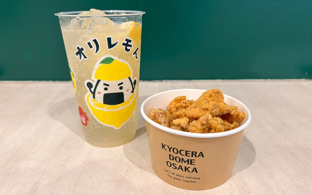 『オリレモんサワー』（左）と『博志投手の鶏かわチップス（カレー塩）』（右）©PLM