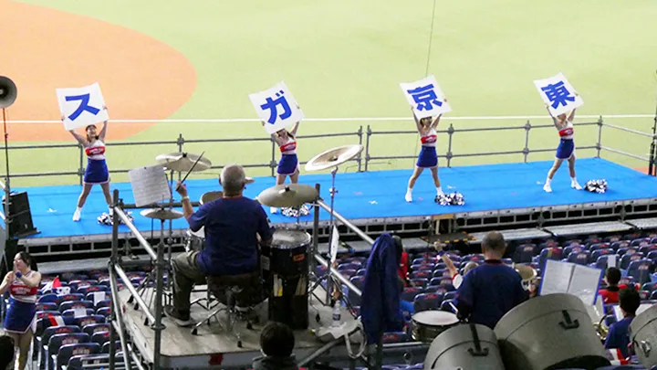Animando desde el Tokyo Gas en el lado de la primera base [Foto de La Liga del Pacífico Insight]