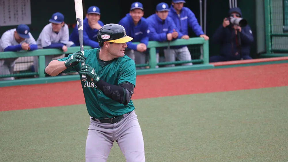 練習試合で打席に立つケネリー選手 © PLM