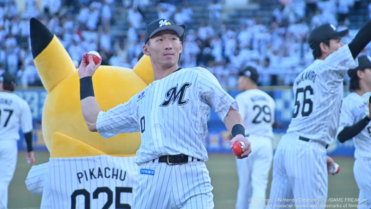 ボール投げ込みを行う高部瑛斗選手。この3連戦限定のピカチュウキャップも着用している【写真：筆者撮影】