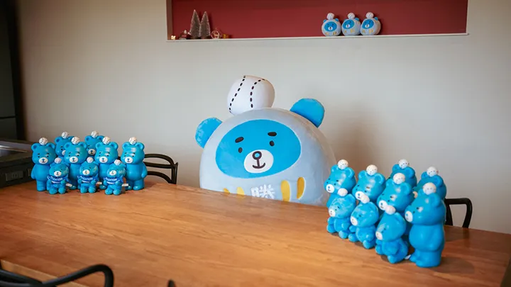 에후탄 다루마와 식탁에서 느긋하게 © POWERSTATION