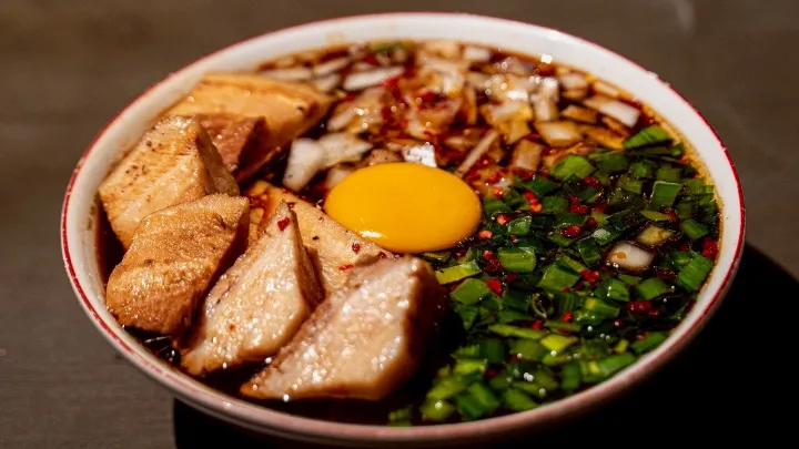 ホロホロに崩れる焼豚たっぷり！　濃口醤油が香ばしい札幌ブラックラーメン【パ・リーググルメ部 #158】