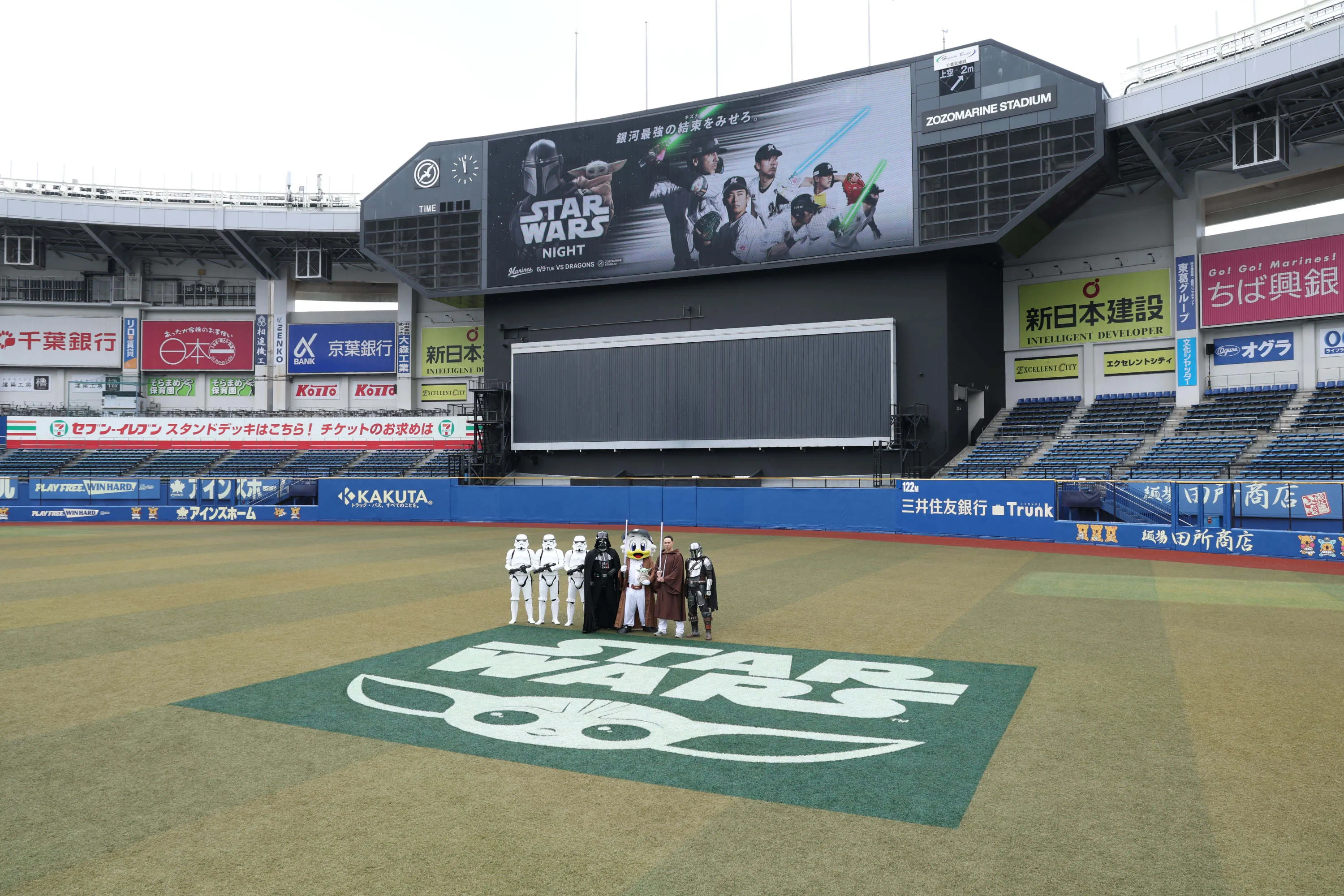 外野芝生に掲出される広告【写真:球団提供】