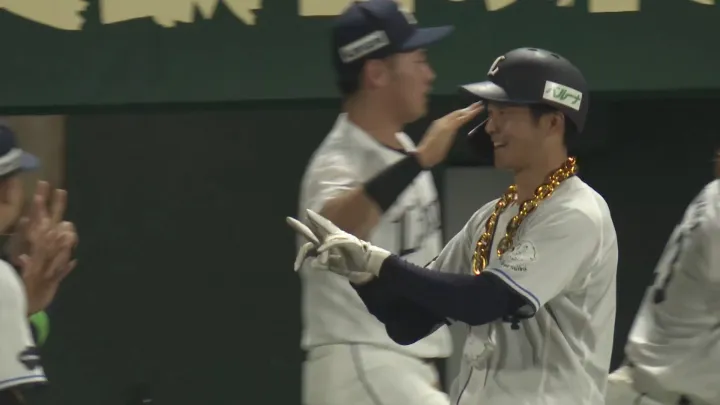 石井一成がライトへ5号3ラン！　「うまく風に乗ってくれました」