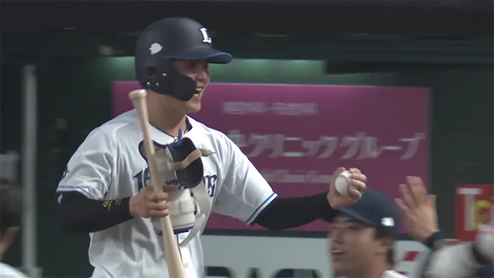 ドラ3ルーキー・秋山俊がプロ初安打！　出場2試合目での一打