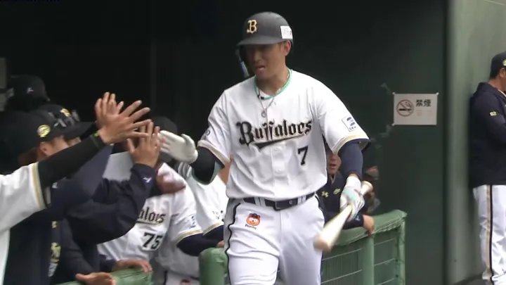 西川龍馬が先頭打者ホームラン　ジャクソンからライトスタンドへ