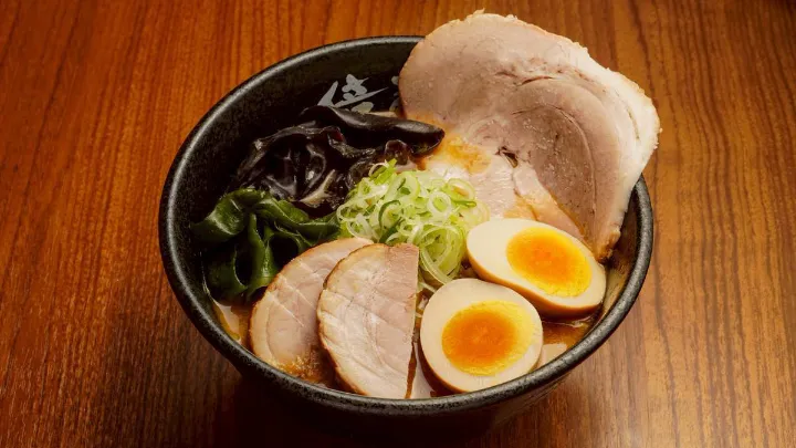 豚の白湯スープに3種類の味噌をブレンド　絶品コク旨味噌ラーメン【パ・リーググルメ部 #157】