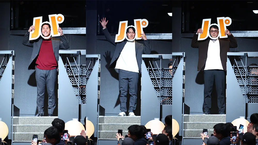 東北楽天ゴールデンイーグルス・鈴木大地選手(左)福岡ソフトバンクホークス・前田悠伍投手(中央)オリックス・バファローズ 若月健矢選手(右)©PLM