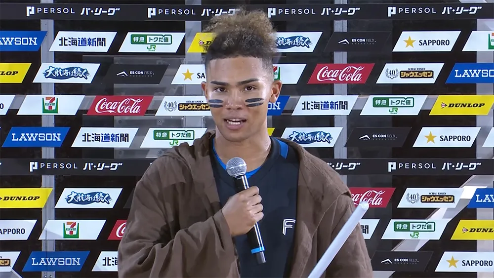 この日、先制打を放ってヒーローインタビューに登場した水谷瞬選手 ©パーソル パ・リーグTV