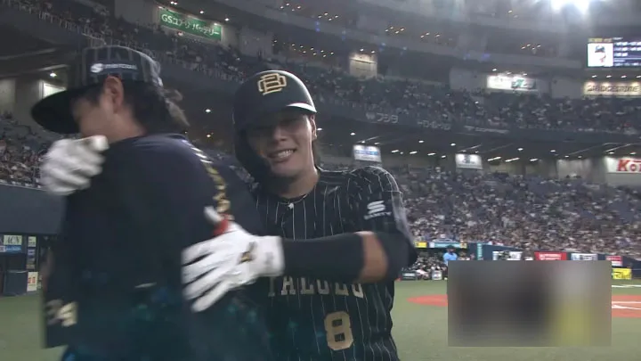 麥谷祐介打出了全壘打！這記本壘打讓比賽在第十延長賽下半場回到了原點。