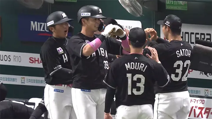 井上広大の2号2ランで千葉ロッテ先制！　前田悠伍の初球を捉える