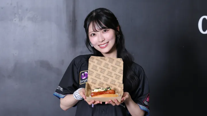 9日に来場「AKB48」佐藤綺星さんコラボグッズ・グルメが登場！