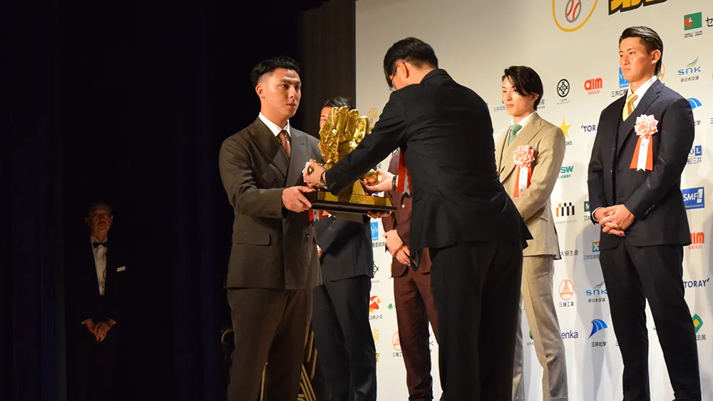 村林一輝が10年目でうれしい初戴冠。サード転向も「与えられたところで自分のベストを」