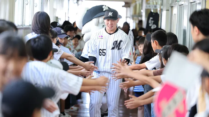校内を巡回して児童たちと交流する寺地隆成選手【写真:球団提供】