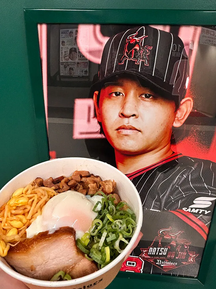 『宮城投手の沖縄焼きそば』場内にあった宮城投手の写真とともに ©PLM