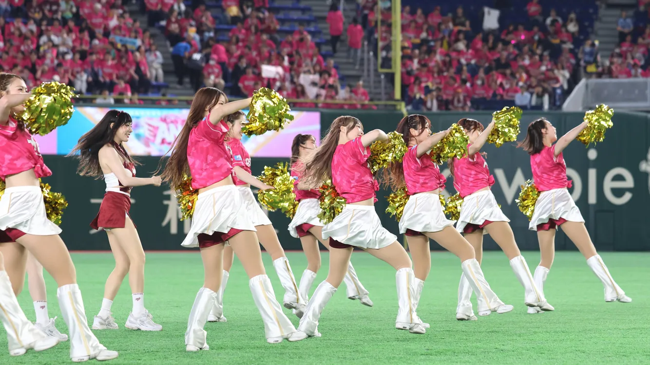 コラボパフォーマンスを披露する「東北ゴールデンエンジェルス」と「Rakuten Girls」©Rakuten Eagles