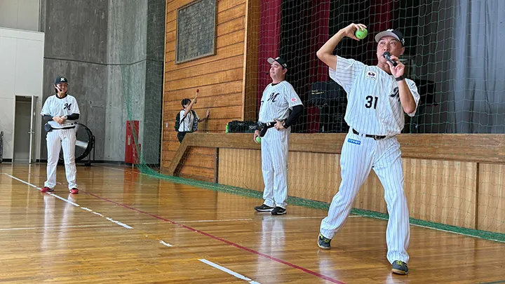 千葉ロッテOB渡辺俊介氏とアカデミーコーチが小学校教員にベースボール型学習を指導