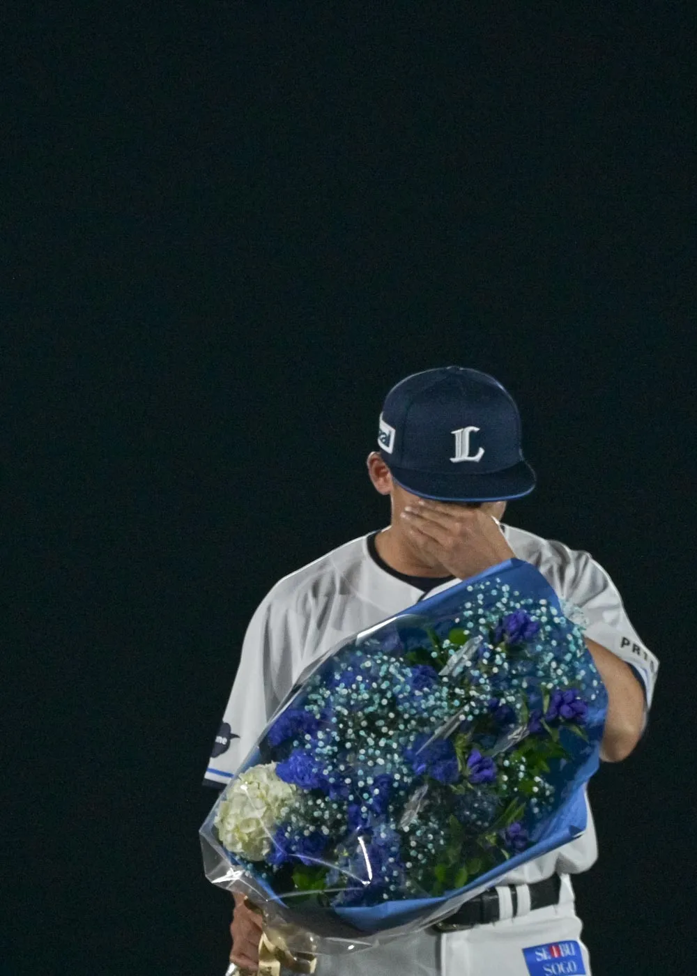 中村剛選手から花束を受け取り、涙があふれた ©PLM